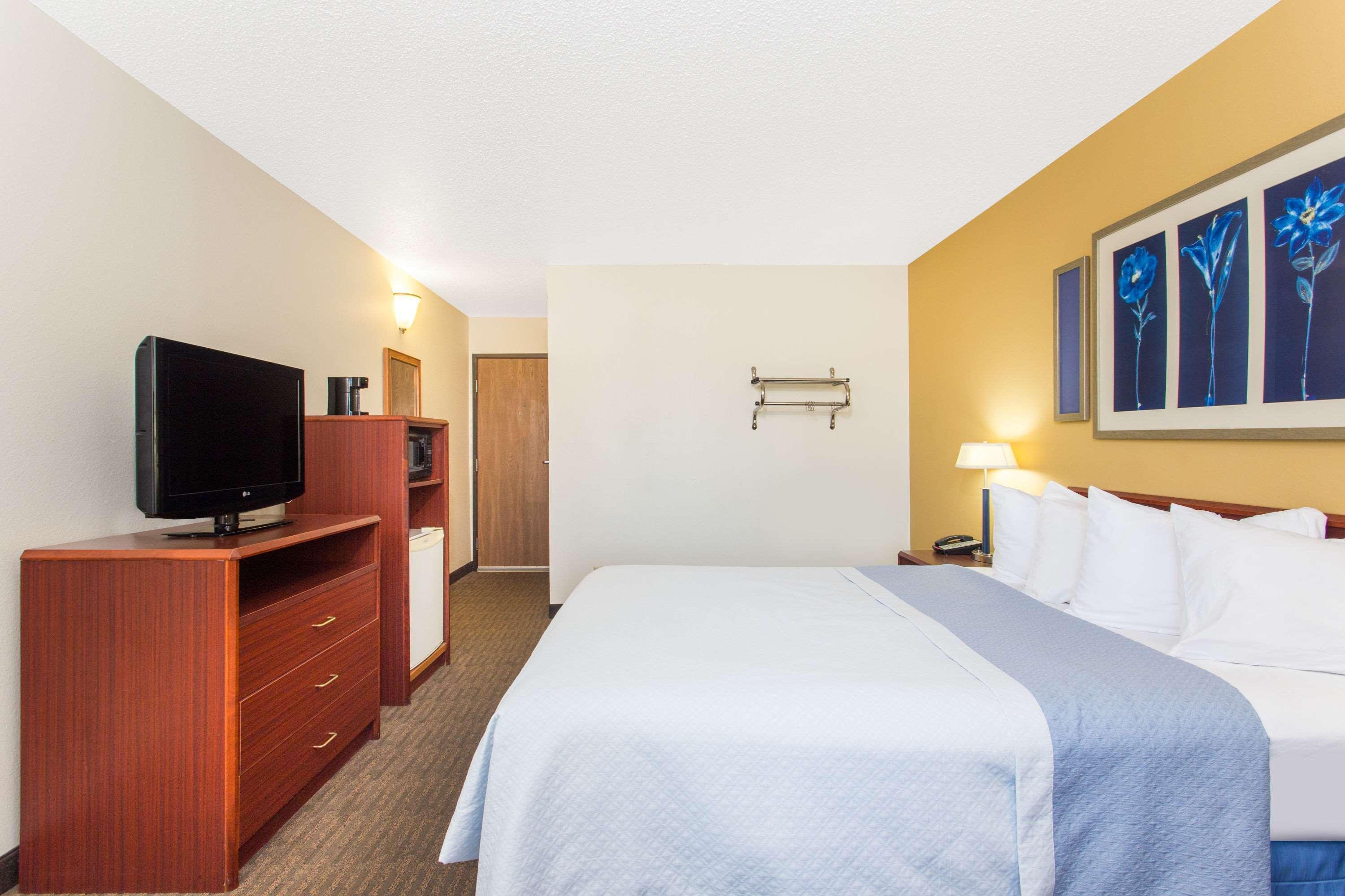 Days Inn By Wyndham Austin Exterior photo