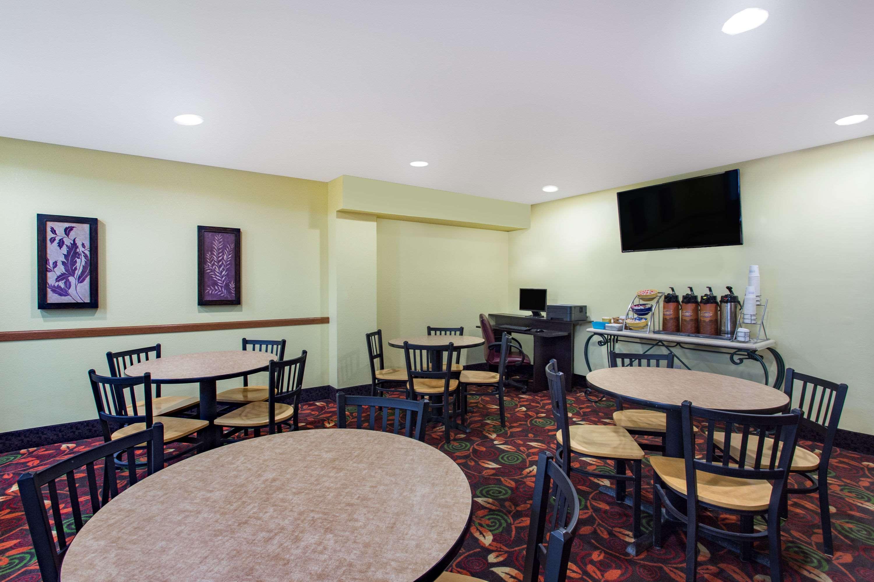 Days Inn By Wyndham Austin Exterior photo
