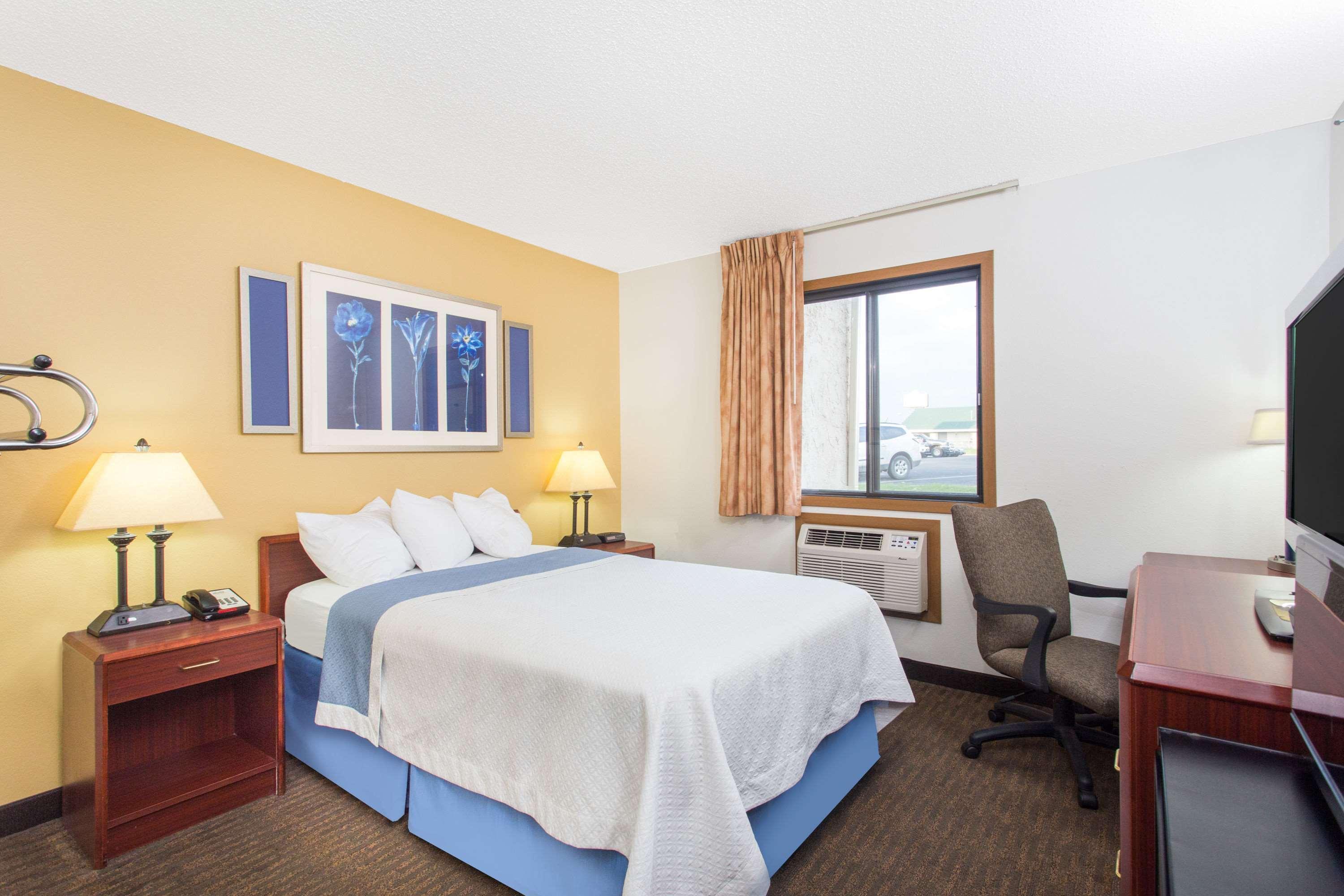 Days Inn By Wyndham Austin Exterior photo